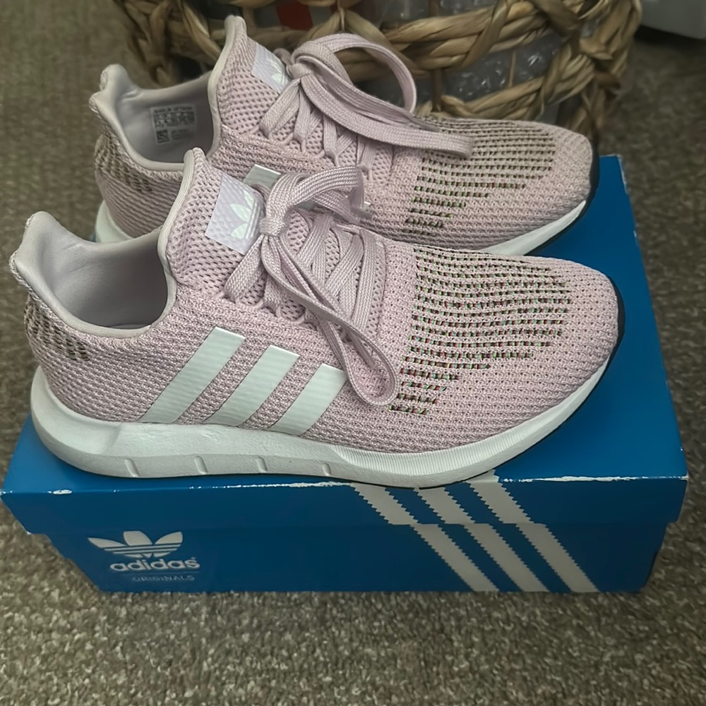 Women’s Adidas sneaker in Size 7.5